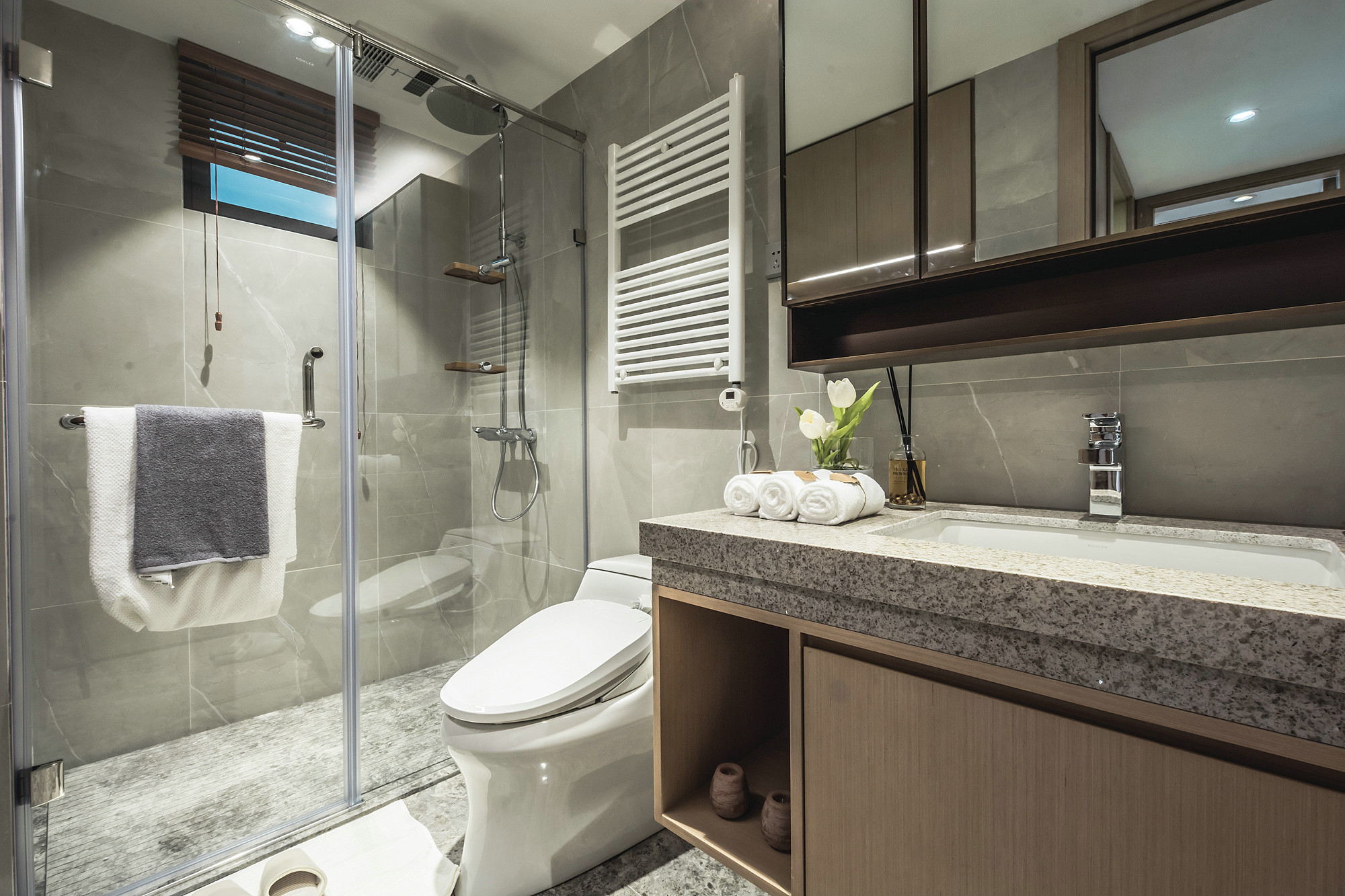 卫浴空间采用了干湿分离，暖色调下，为空间带来自然典雅的视觉观感。