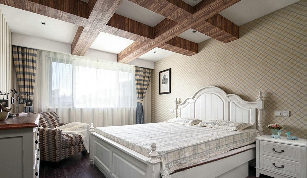 次卧吊顶交错纵横，白色双人床安置与空间中，呈现出温婉平静的视觉观感。