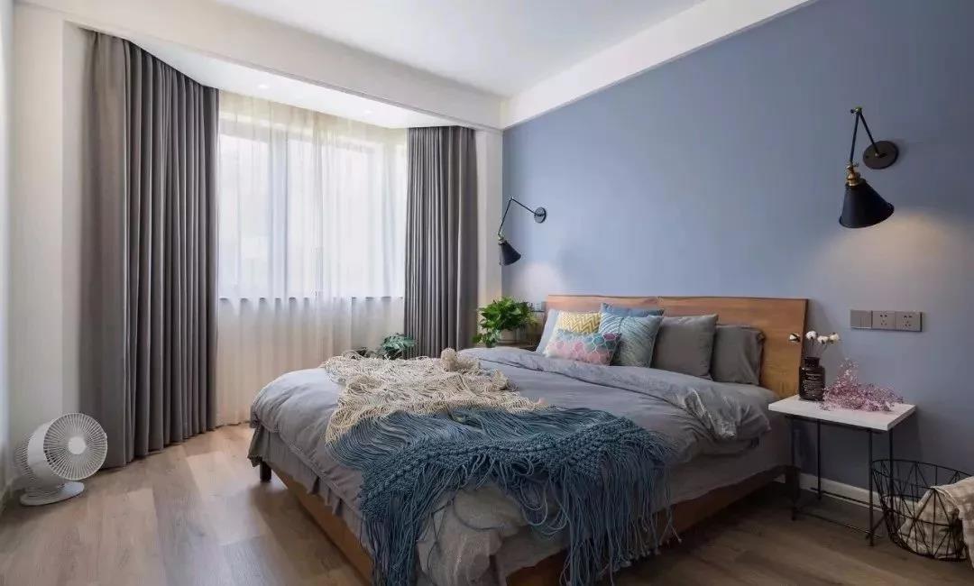 蓝色背景墙带来雅致魅力，治愈系的蓝色搭配木质双人床，不失时尚感。