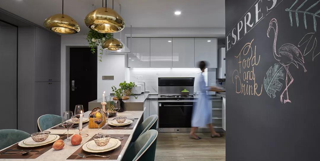 厨房与餐厅相连，烤漆材质的白色橱柜温润雅致，每一个细小的局部和装饰都十分精致。