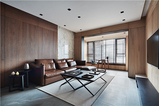 原木色的墙面，简单、清爽，同时也让空间看上去特别通透，与墨灰色的地板对比，可以达到空间扩充的效果。