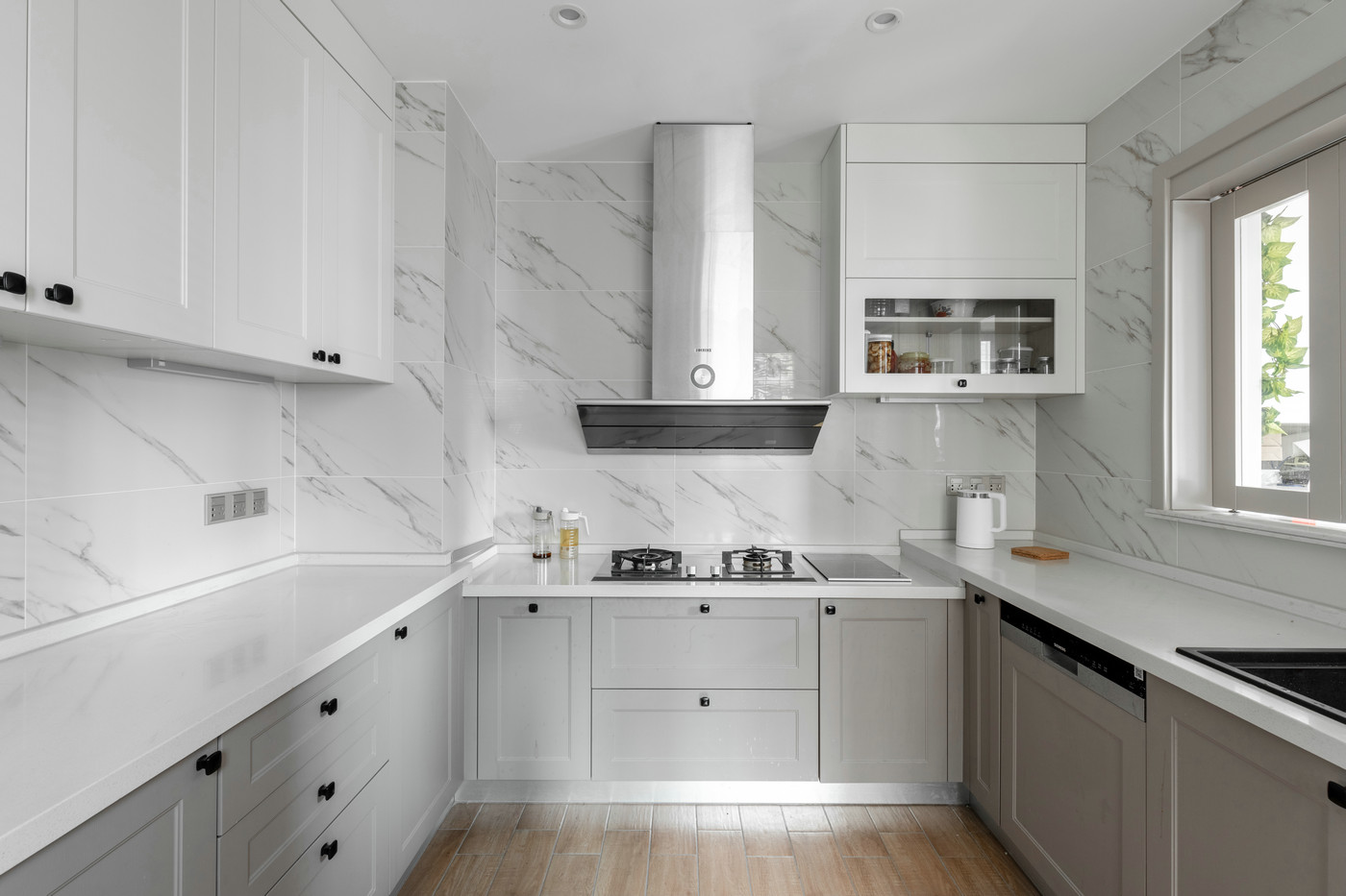 厨房以白色为主调，浅咖色橱柜调和了空间的单调感，提升了配色层次。