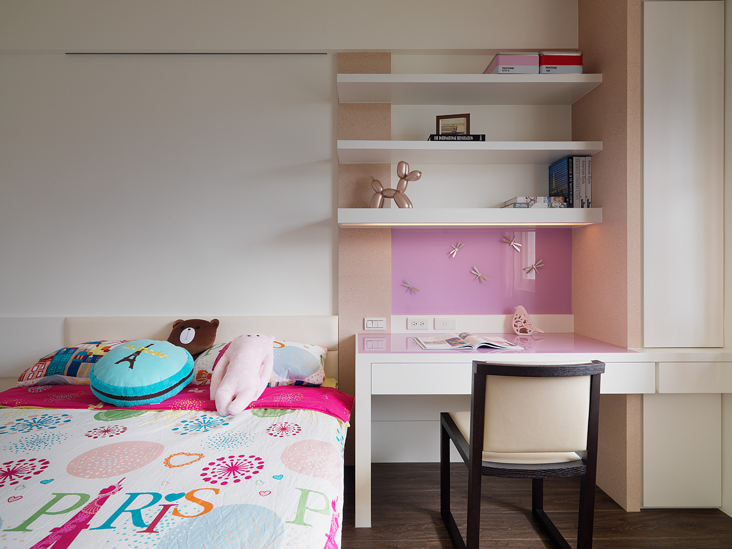 儿童房通过卡通的配色，以及环保的材料搭配，塑造出活力满满的居住环境。