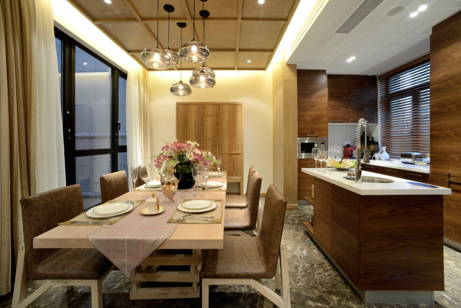 厨房与餐厅是半开放式的，餐边柜设计为吧台，即扩展了空间，又可以摆放一些简单的餐具