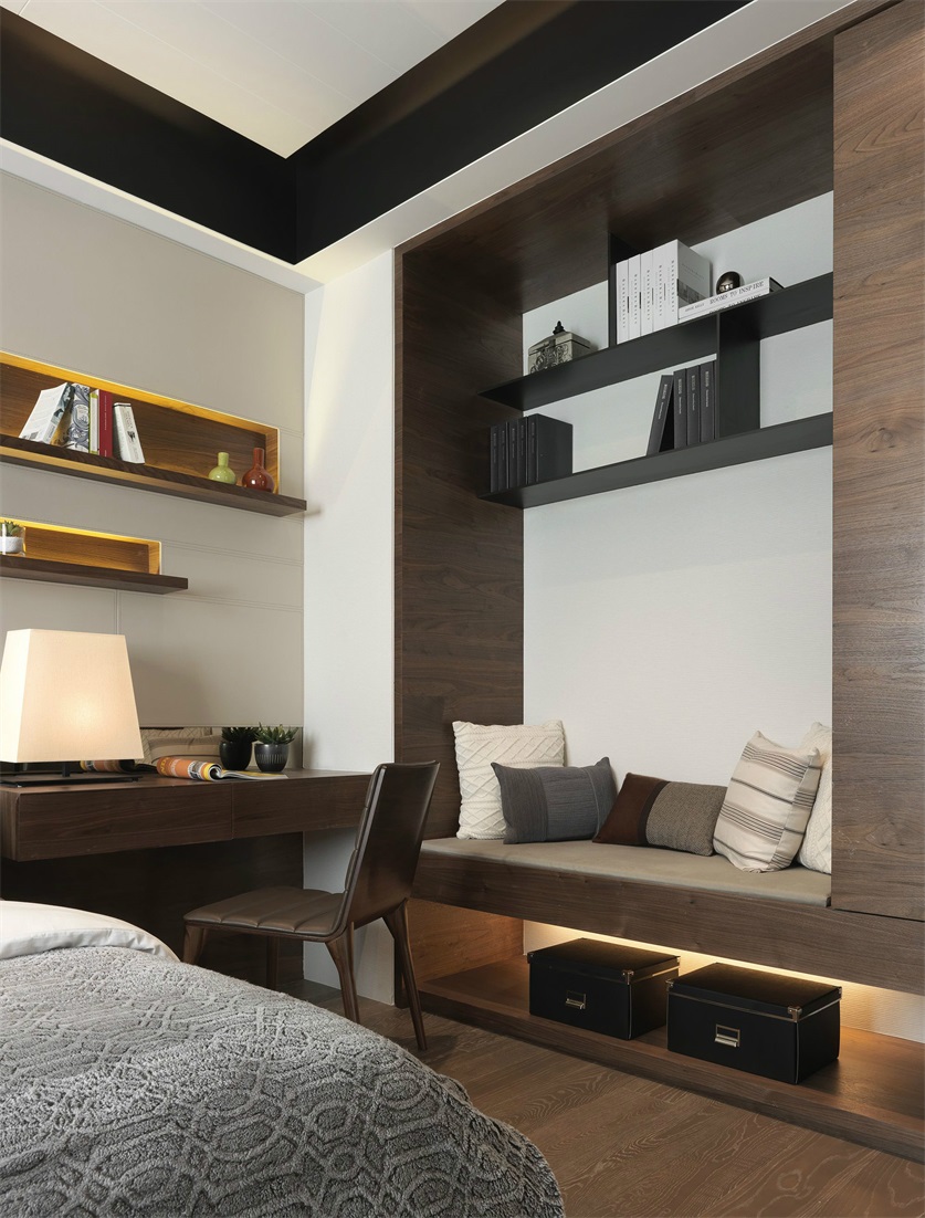 写字桌一侧利用墙体镂空设计，打造休息区，并布置上抱枕，休闲效果给力。
