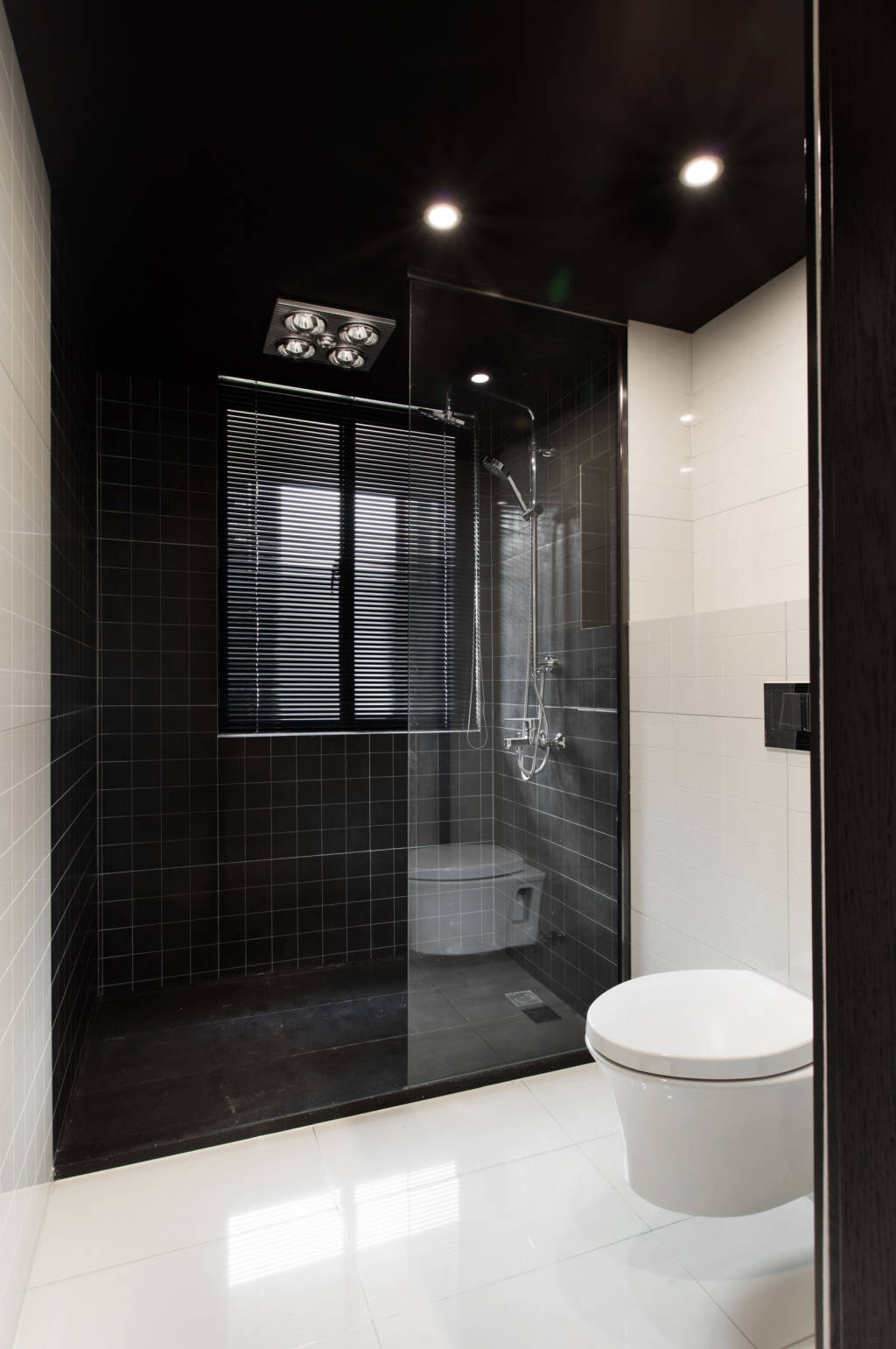 卫生间以黑白为主基调，干湿分离设计提高了空间的秩序感，营造出时尚的生活氛围。