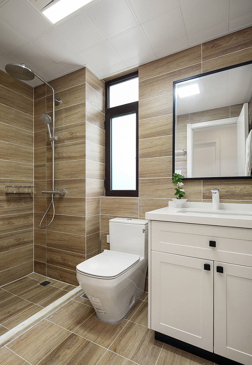 卫浴空间采用防水条了干湿分离，米色空间下巧妙的营造出优雅感。