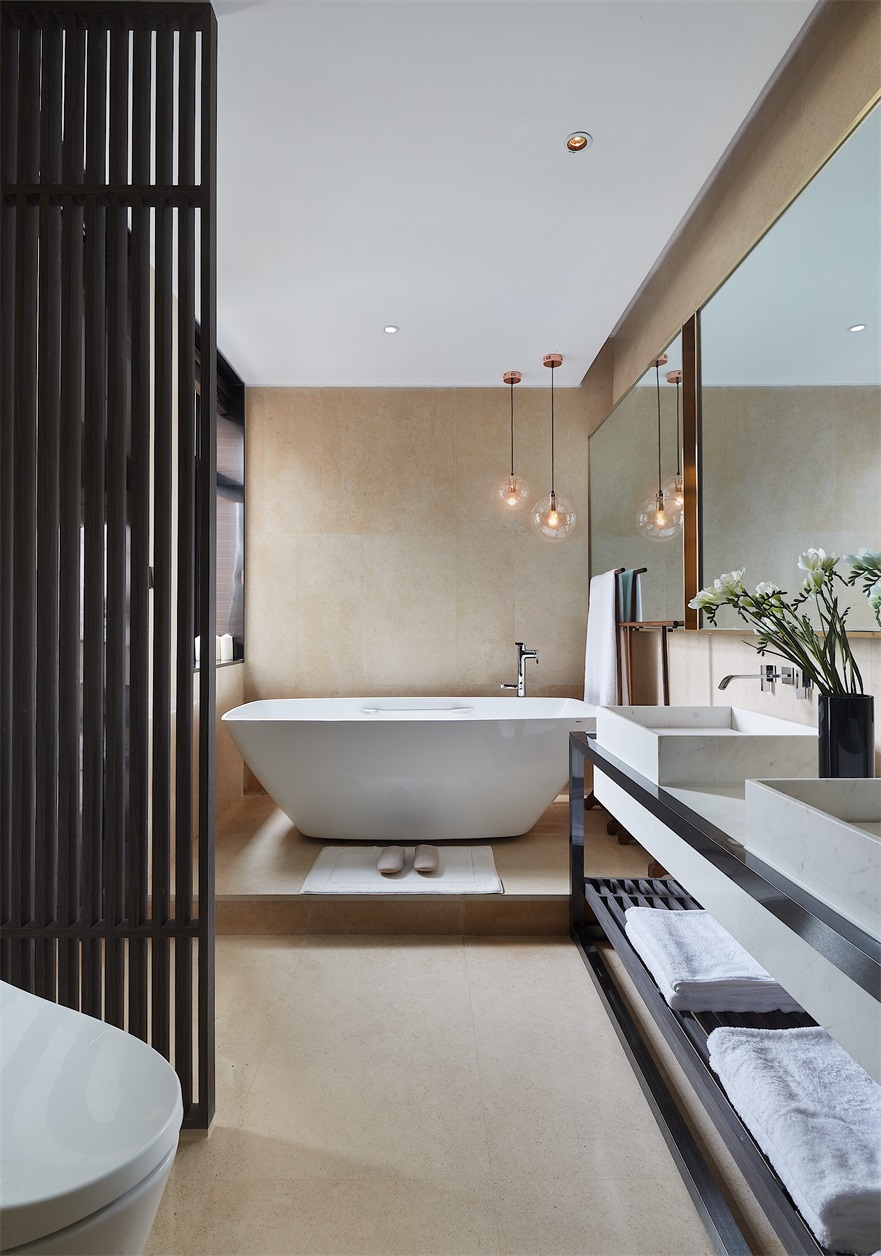 卫浴间采用格栅作为干湿隔断，使整体空间更加具有层次感，白色洁具营造出别致的时尚韵味。