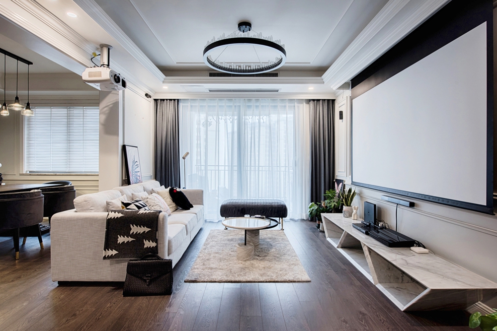 白色沙发作为空间隔断，采用投影仪取代电视机，使客厅空间显得更加大气。