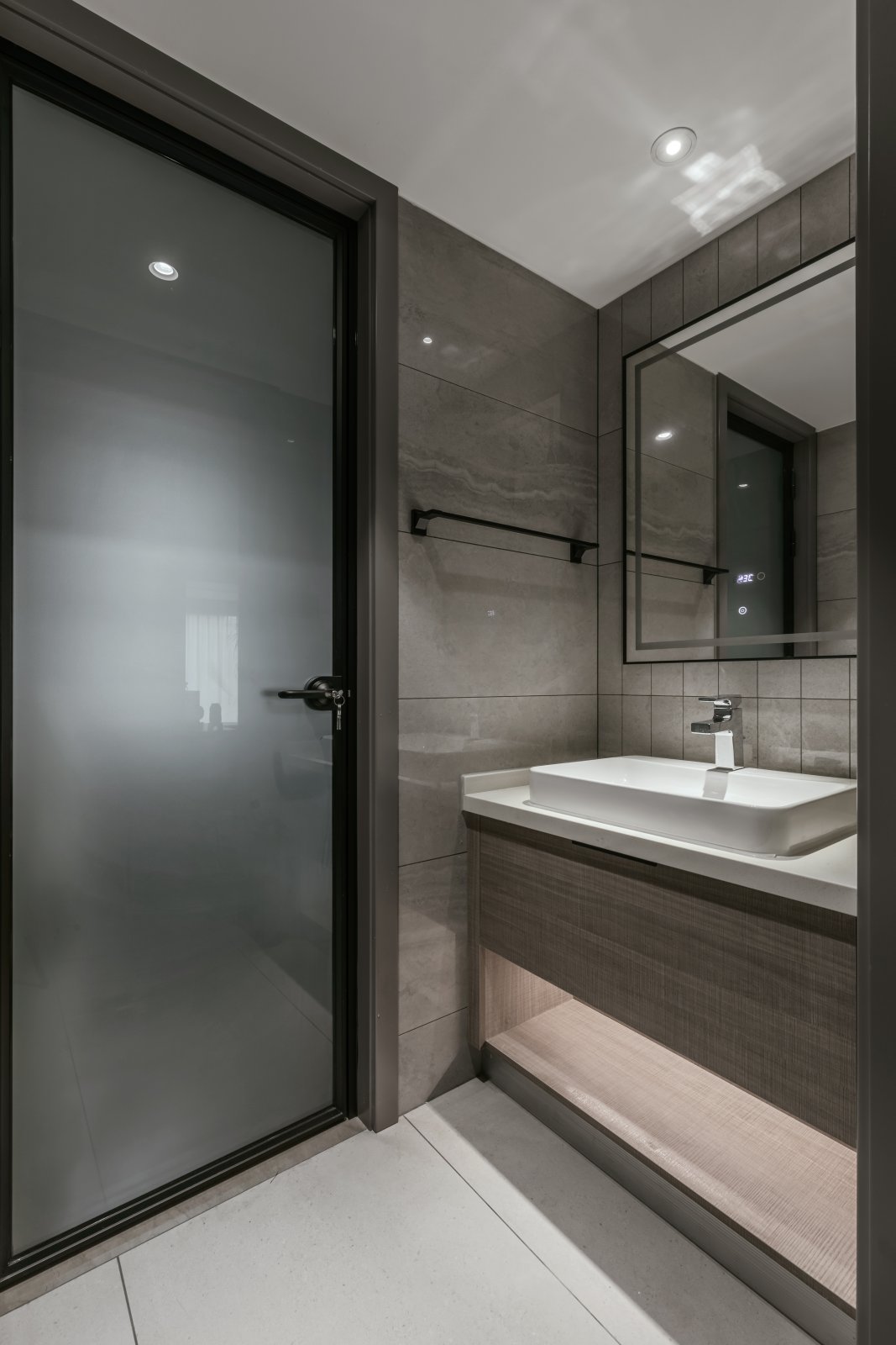 卫生间洗手池外移设计，无形中增大了卫浴房的面积，咖色背景搭配木质洗手柜具有整体感。