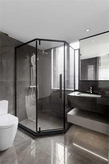 卫生间以简洁和纯净的元素来装饰，做了干湿分离设计，显得空间更加简洁时尚。