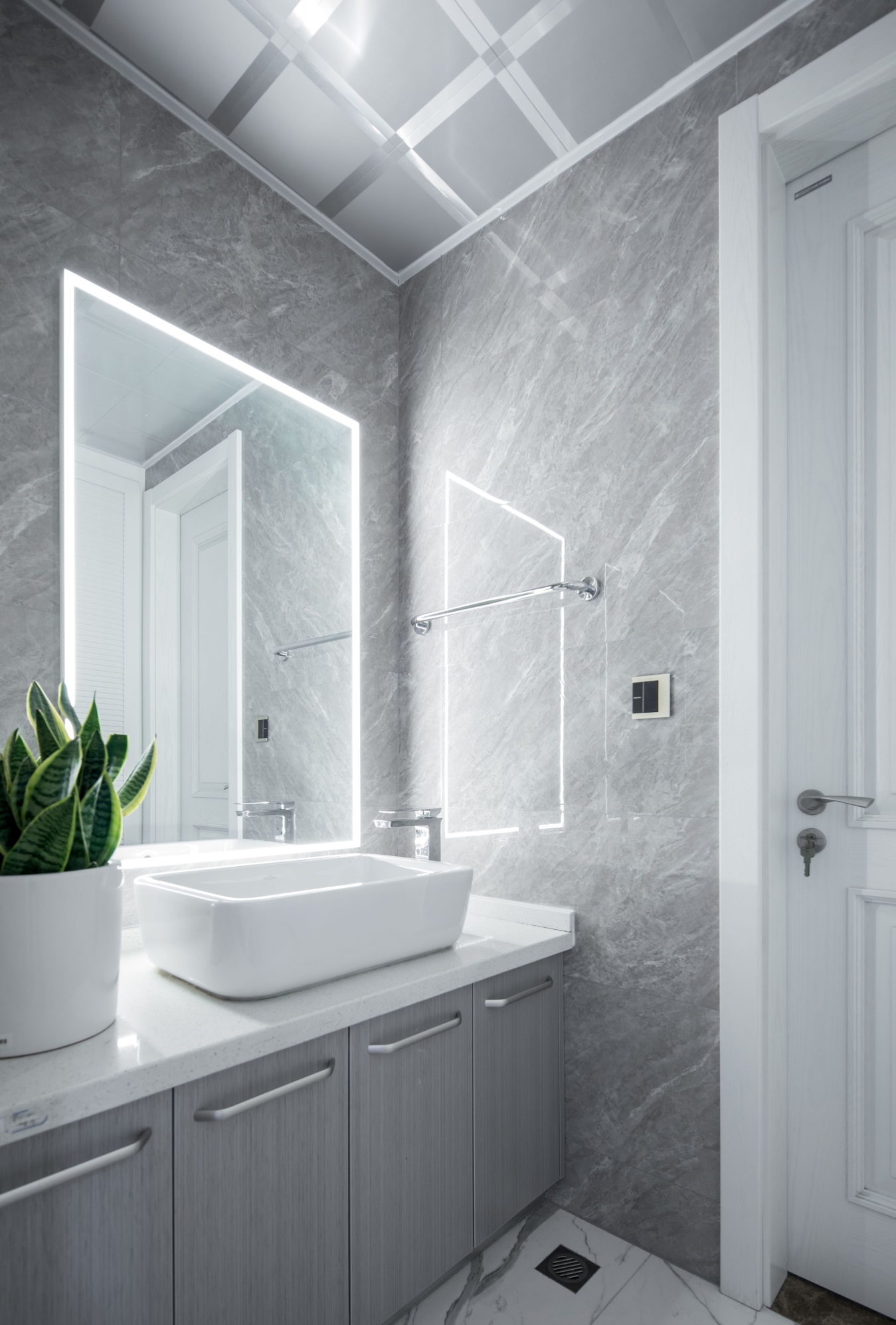 卫浴间以灰色为背景，表现出主人的个性与时尚，局部绿植点缀为空间灌入活力。