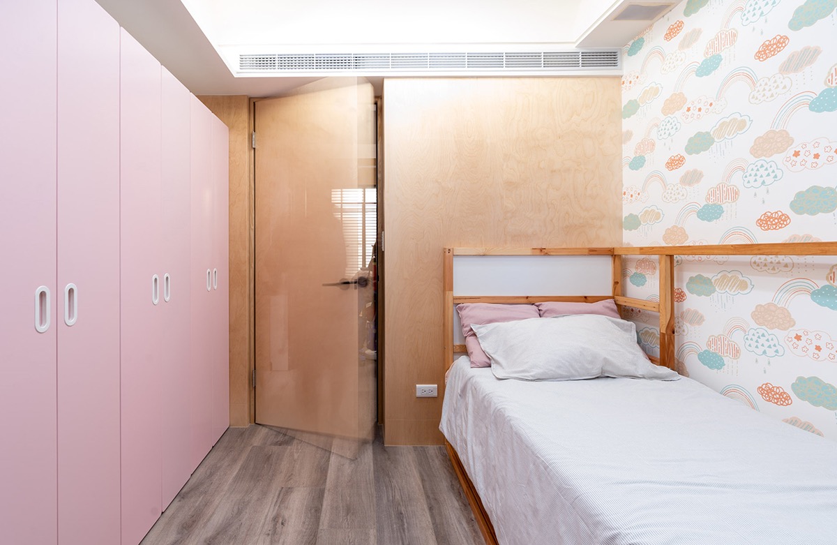 粉色面墙衣柜成为空间点缀，趣味和功能一同呈现，打造出舒适的儿童居住氛围。