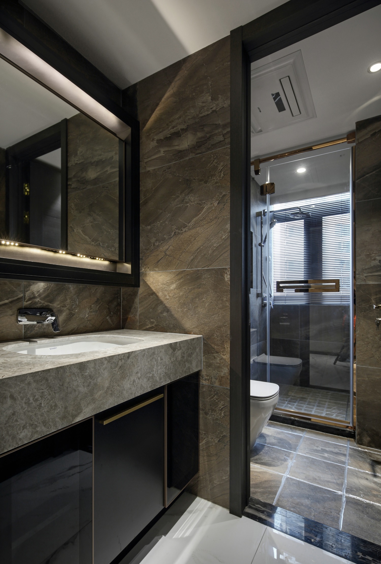 卫浴间配色素雅，采用了三式干湿分离设计，给业主及家人诸多便利。， 