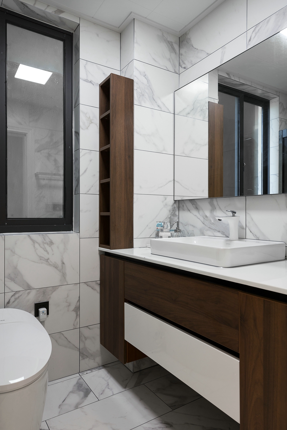 卫生间白色与木色巧妙运用，丰盈了空间质感，彰显整体空间的格调。
