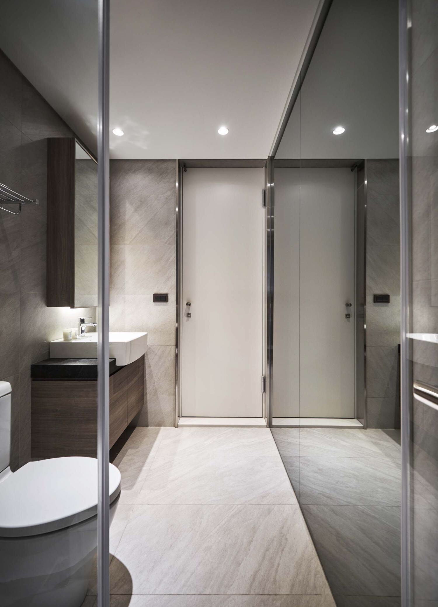 卫浴空间采用了干湿分离设计，在灯光的映射下，凸显出空间的素雅与舒适。