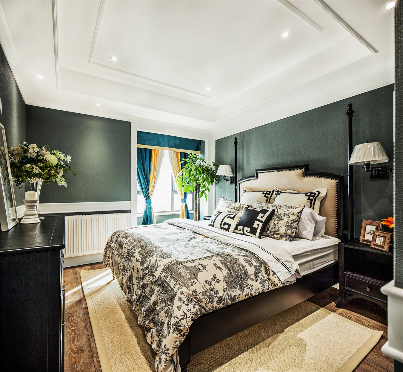 背景墙深绿色与白色分层设计质感十足，欧式床型增添华丽视感，使空间更加复古。