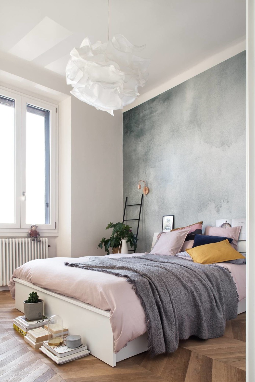 次卧背景墙营造出一个趣味的空间感，搭配粉色床品作为调色，营造出温馨舒适的情景。