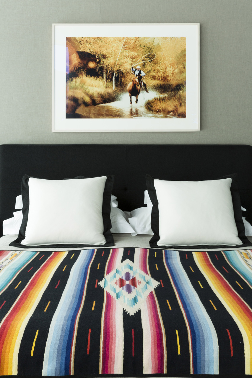 次卧空间配色明艳，给人一种丰富的层次美感，空间看上去非常时髦。