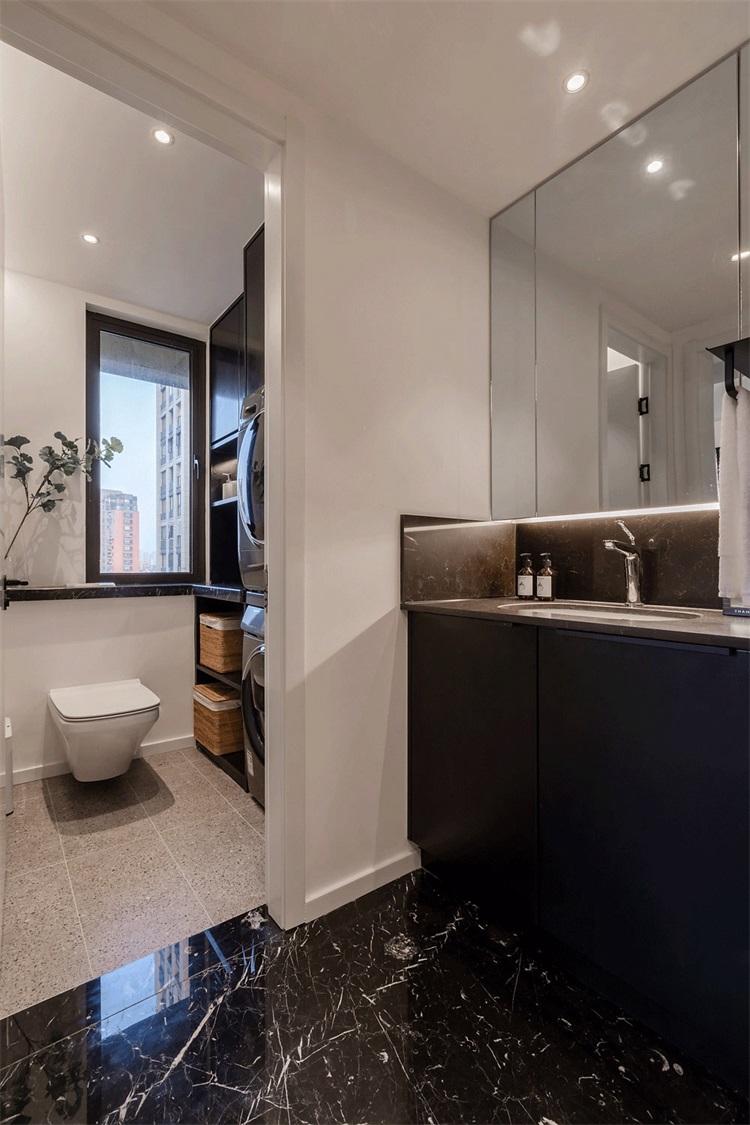 卫生间做了干湿分离的设计，方便业主打理，将洗衣机放置在卫生间内，提高了空间利用率。