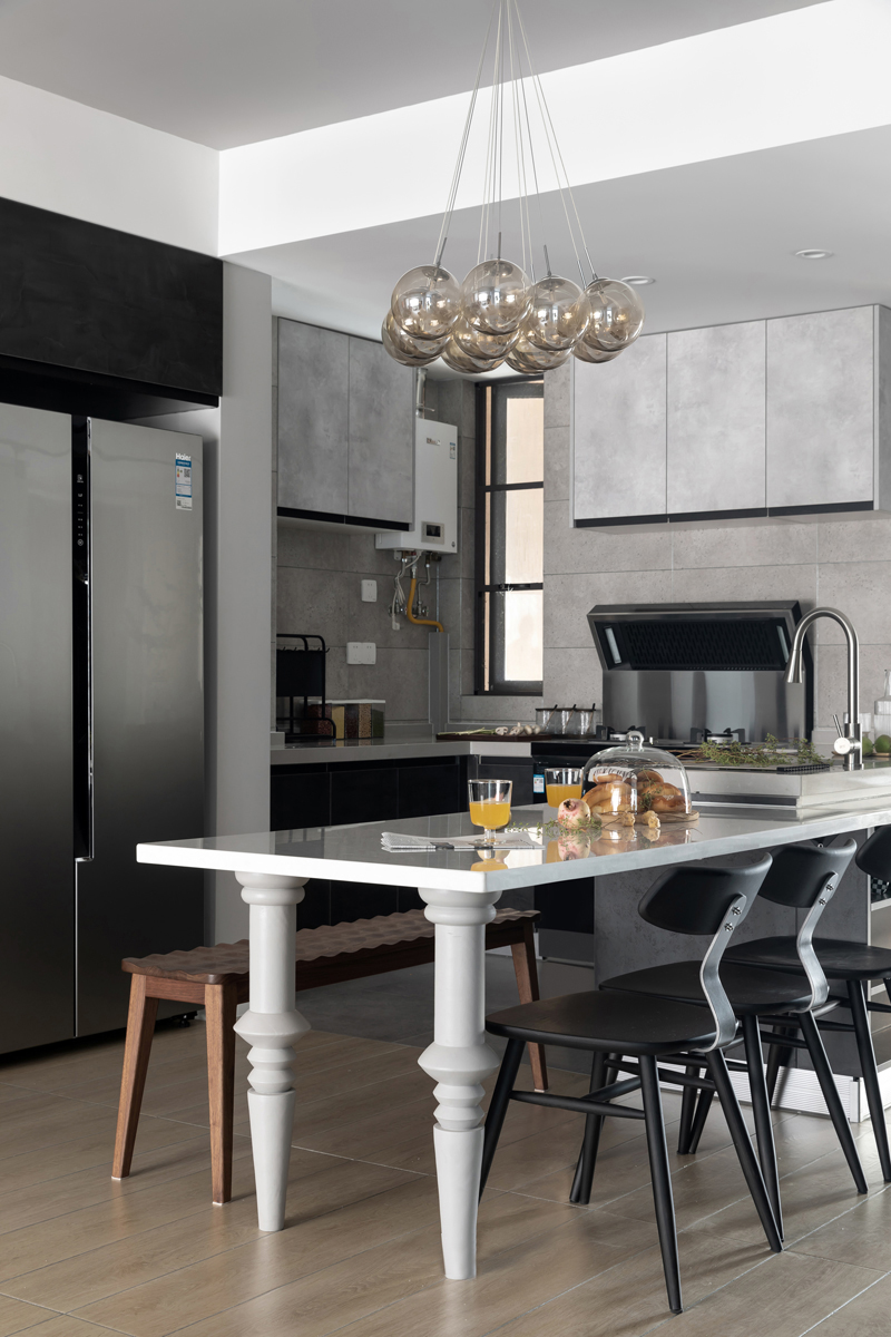 灰色厨房增添奢华感和静谧感，餐厨设计打破了视觉的平静感，低调华丽质感油然而生。