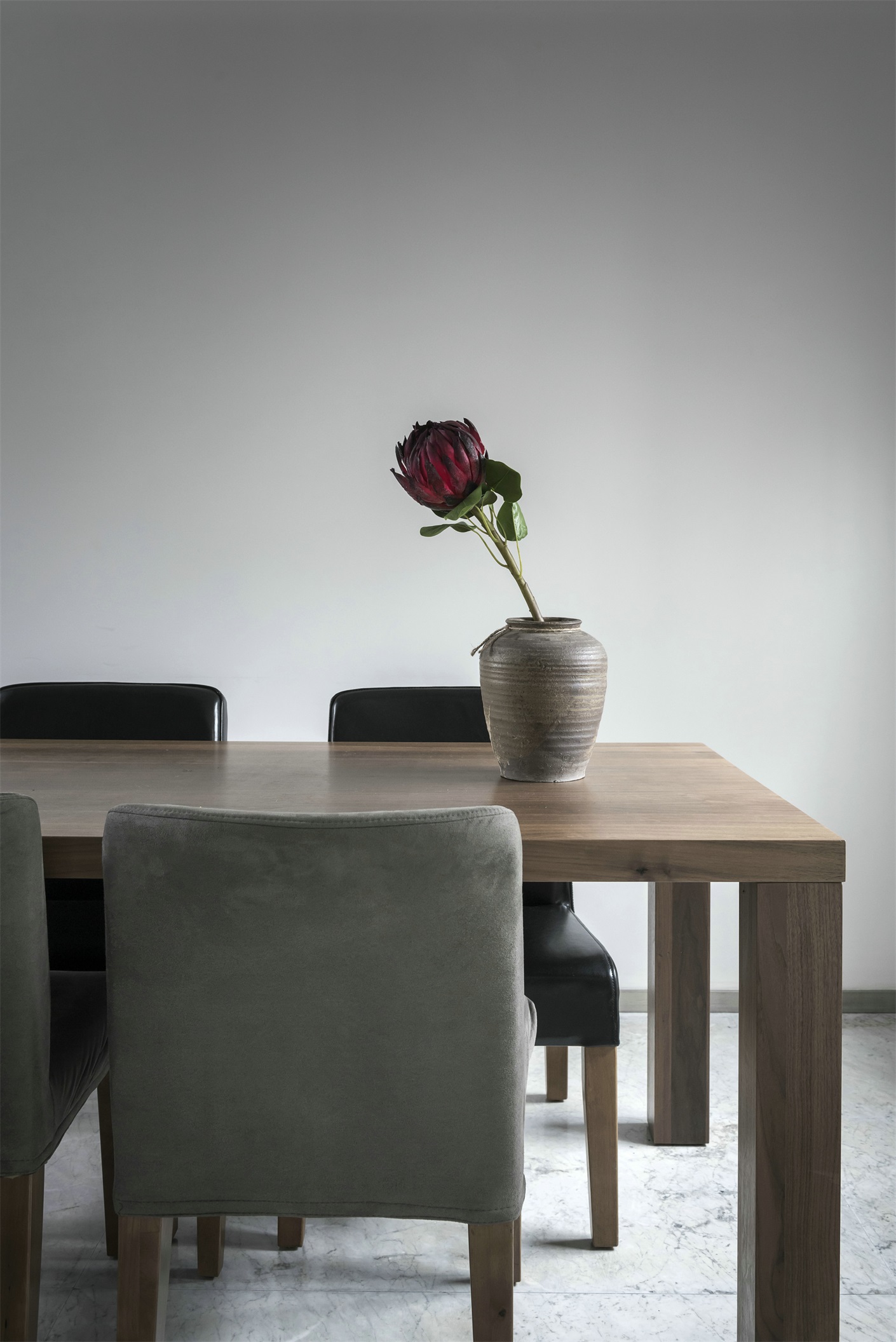 餐厅空间简单大气，一款简约组合的木质餐桌椅，令空间张力十足。