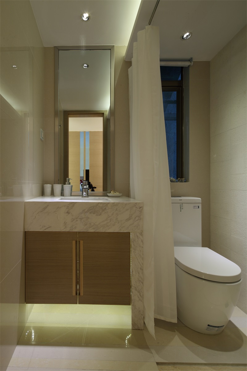 卫生间面积不大，结构紧凑，空间中采用浴帘作为干湿分离设计，增加了灵动感。