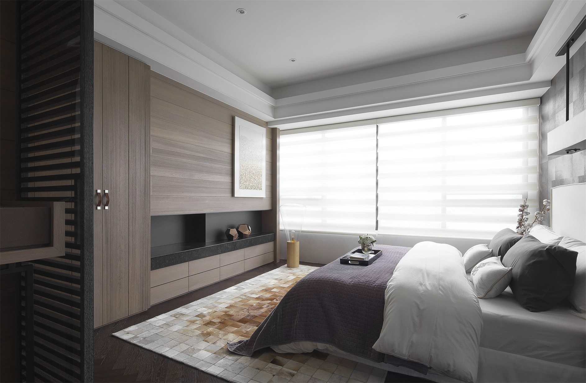 主卧室的整体感觉比较清新，白色和原木色结合，使空间视觉十分治愈。