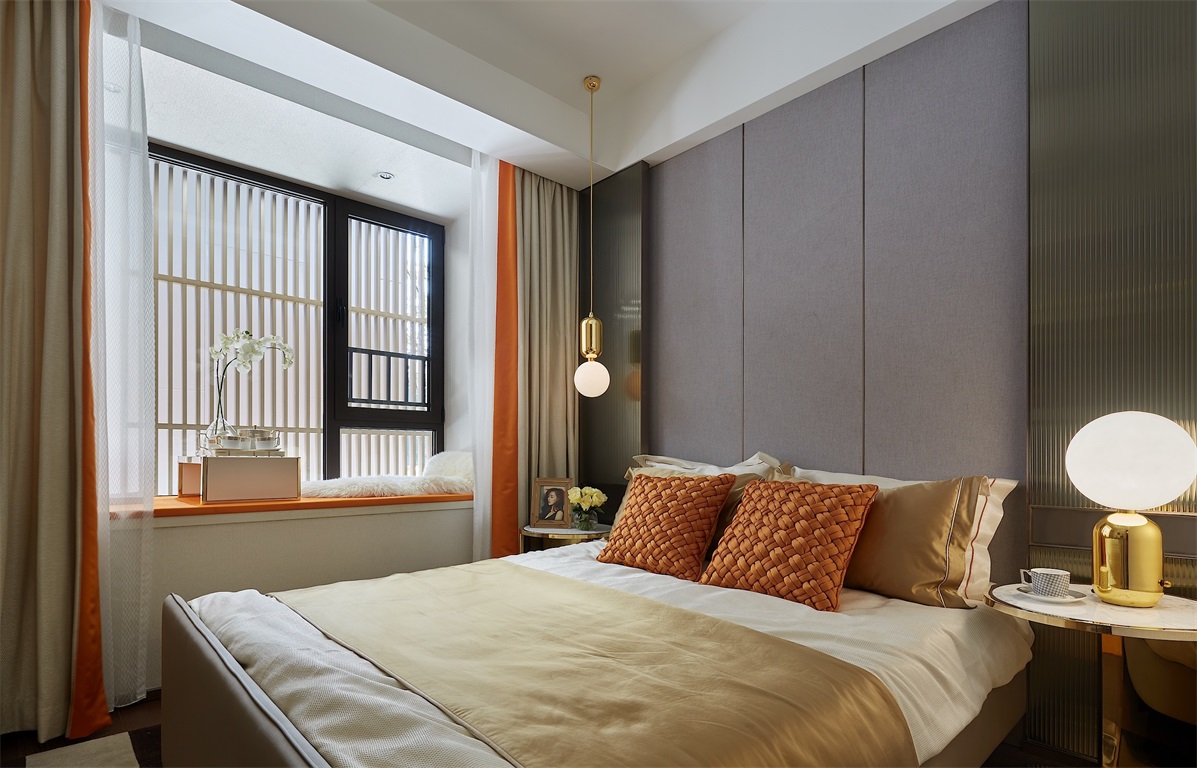 侧卧空间内布局整齐有序，格调高雅，床体造型简朴优美，配色淡雅而成熟。