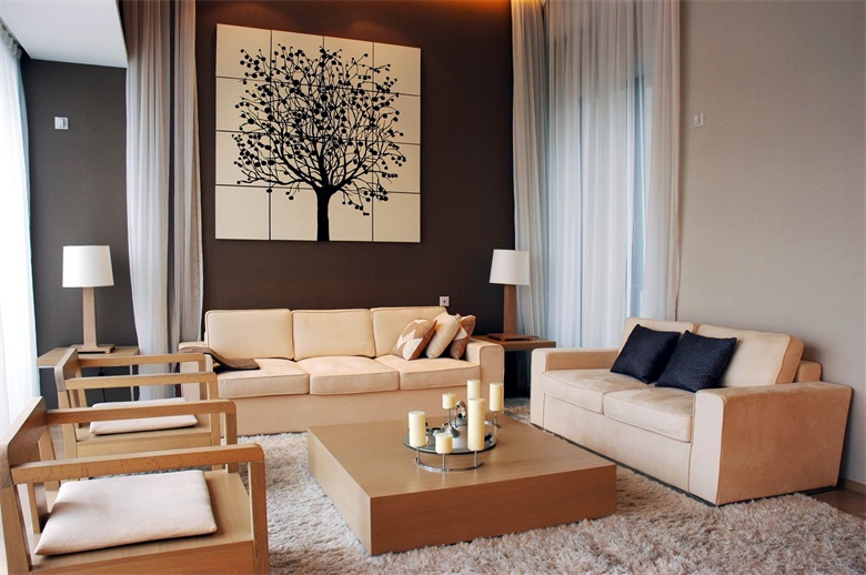 客厅以米色为主基调，局部搭配冷调蓝色，净色背景墙与米色沙发相互融合，低调又不失奢华。