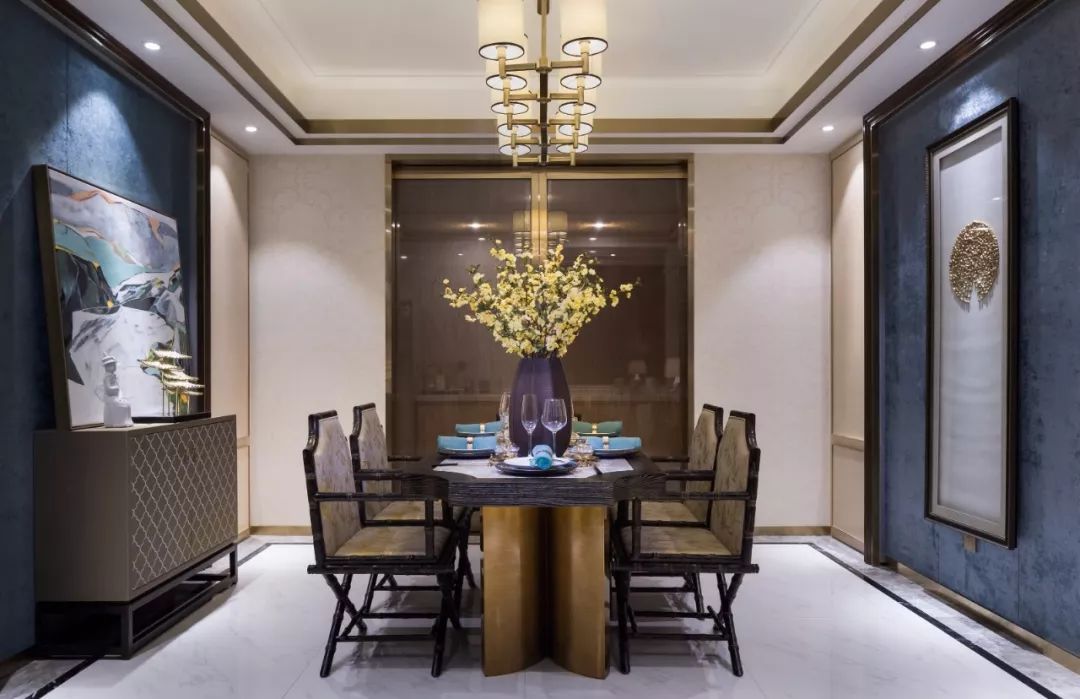 中式餐桌椅搭配亮色装饰，打造了一个雅致且温馨舒适的就餐环境。