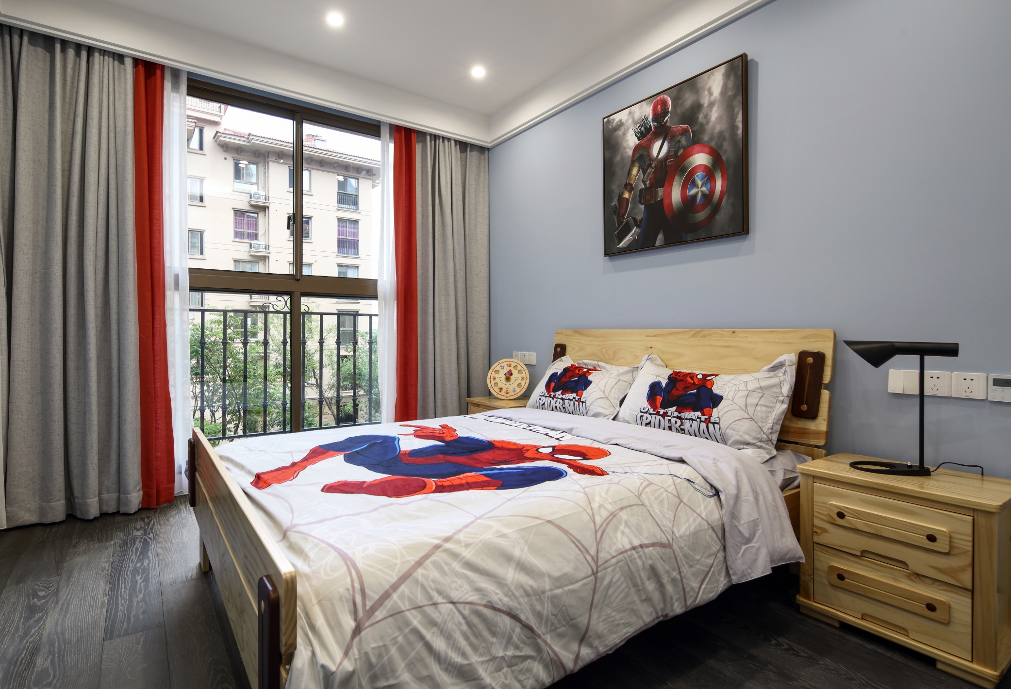 侧卧木质床搭配浅蓝色背景，局部使用卡通床单布置，让卧室充满了童趣感。