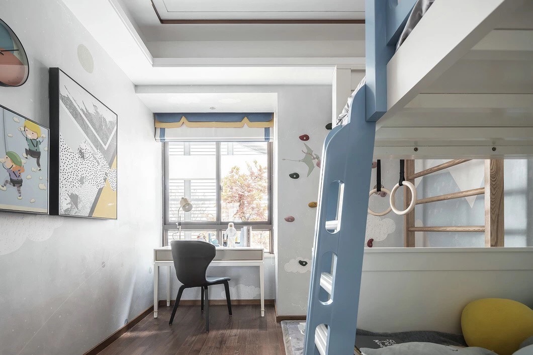 儿童房动线规划巧妙，上下床的使用提升了空间利用率，营造出童趣的观感氛围。 