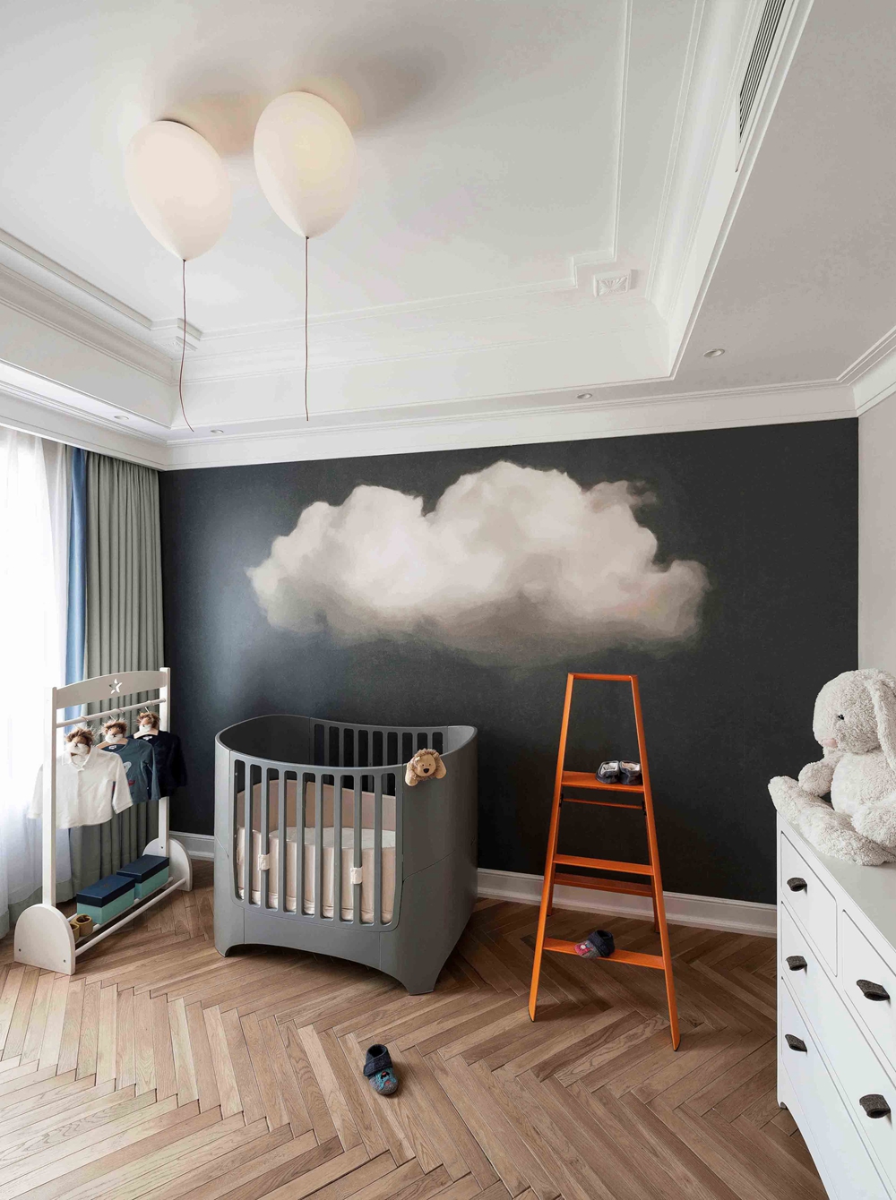 儿童房设计较为巧妙，背景墙设计为整个空间减少了沉闷，使整个空间更加舒适。