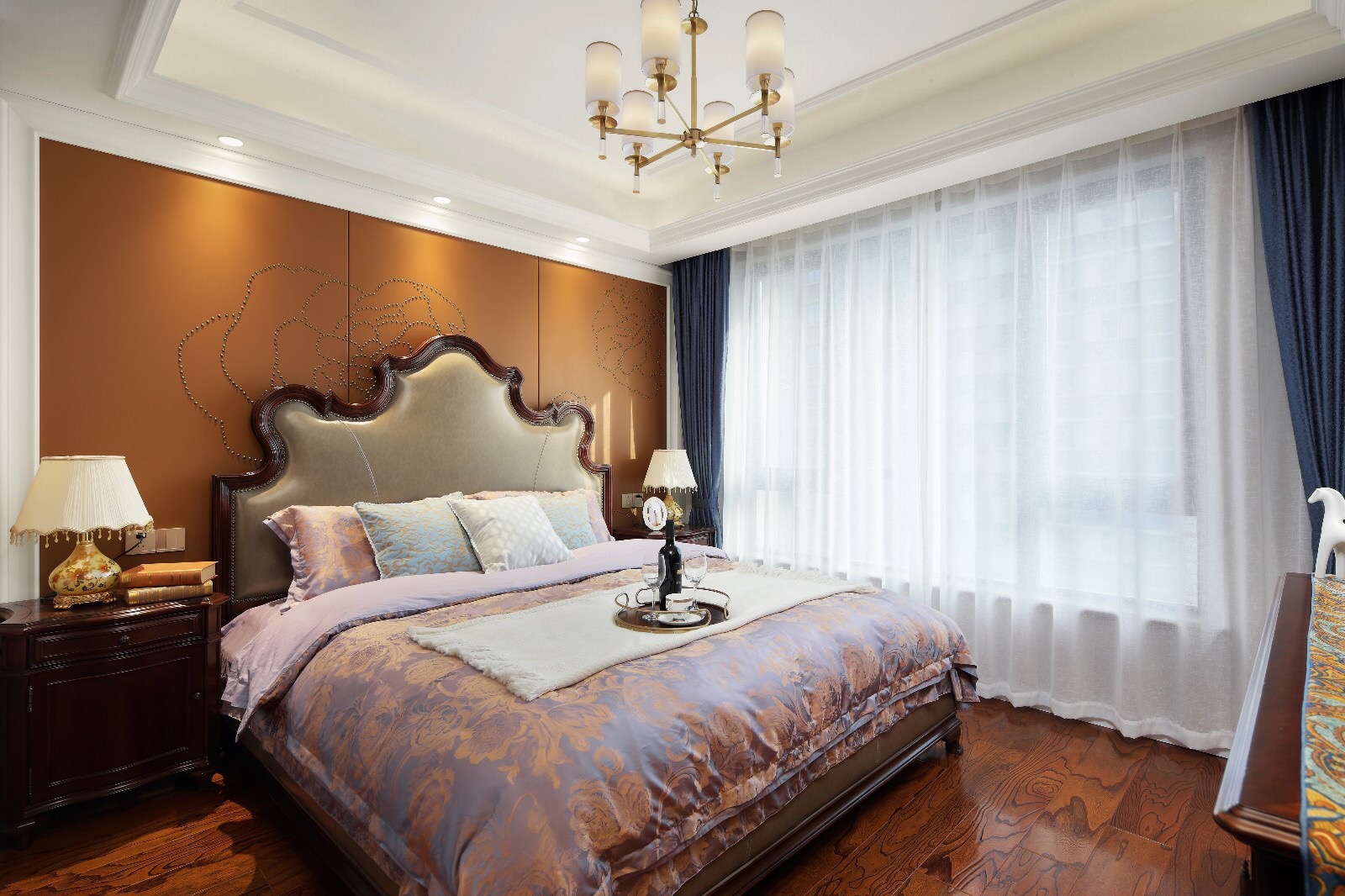 主卧橘色背景墙使空间多了一抹柔情蜜意，优雅大气的床头设计，温柔与惬意感油然而生。