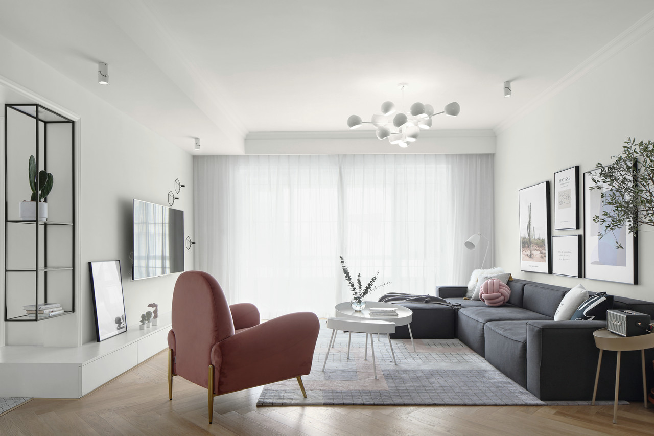 客厅空间以白色为主，蓝色布艺沙发与白色茶几，诠释出简约的清新之感。