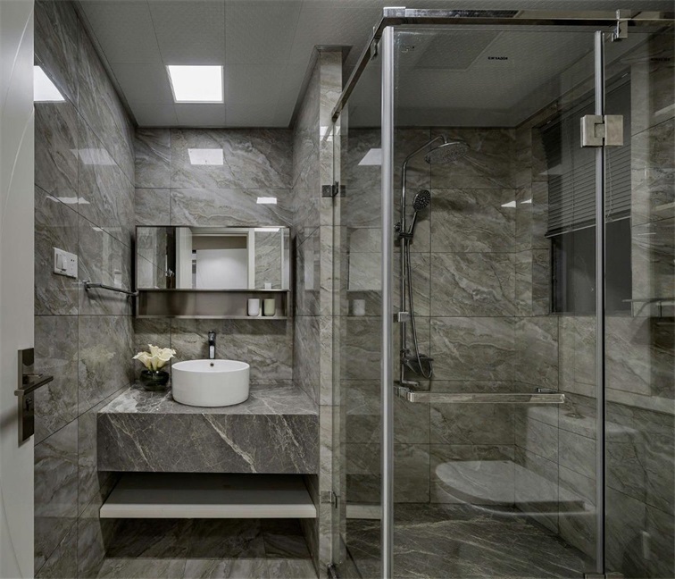 卫浴空间简单不复杂，整体使用米色大理石铺贴，衬托出设计感，显得更为洁净。