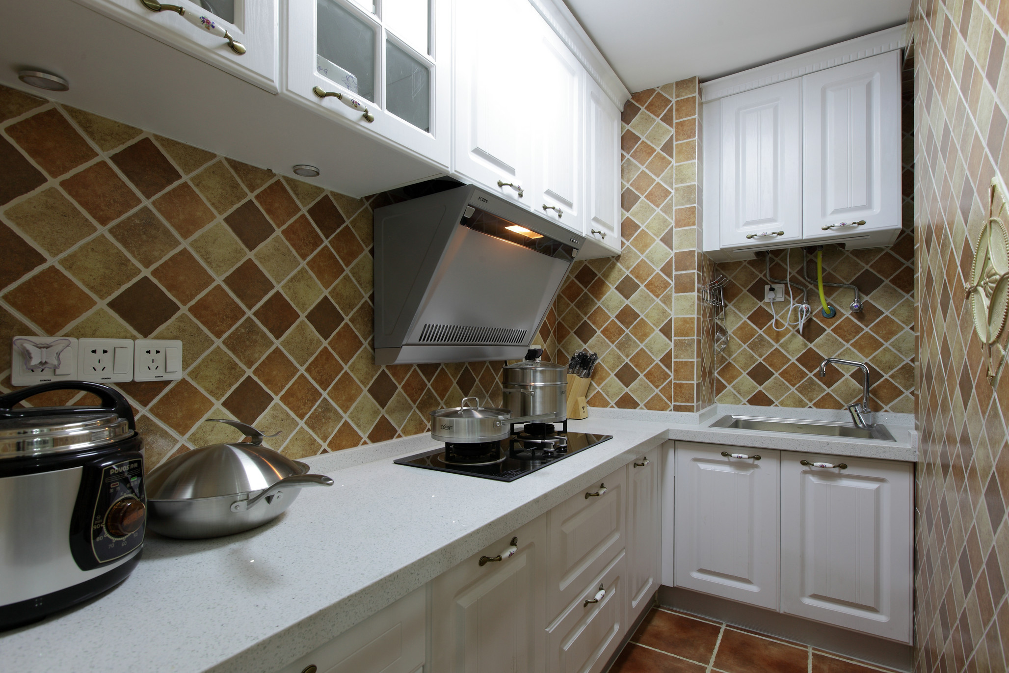 厨房动线恰到好处，菱形花砖增强了视觉张力，强调空间井然的秩序感。