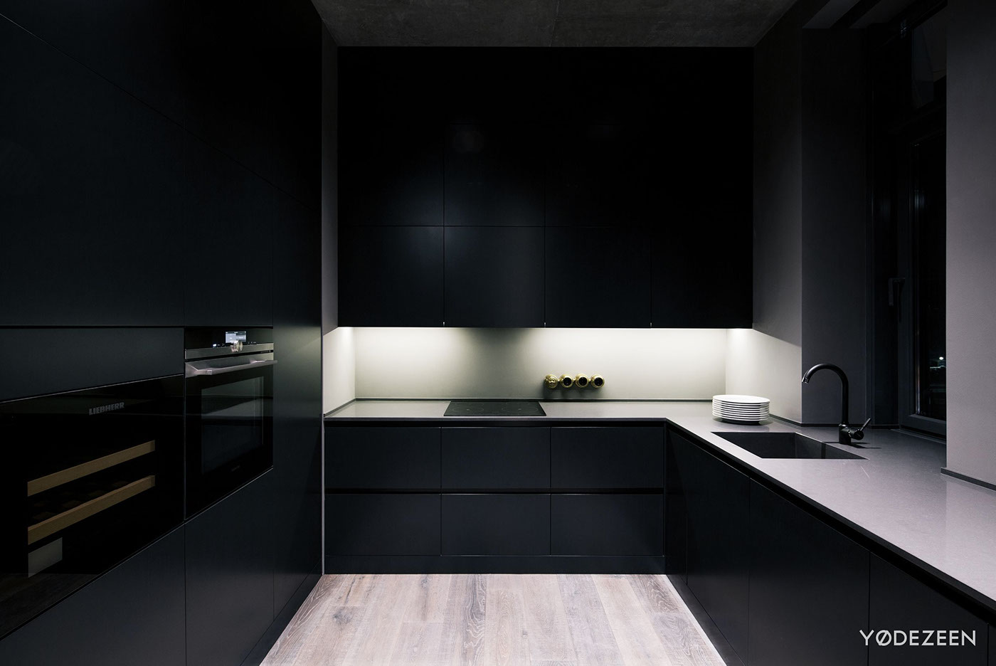 设计师选用高级黑定制橱柜，优雅搭配白色工作台，打造出一个简雅的烹饪空间。