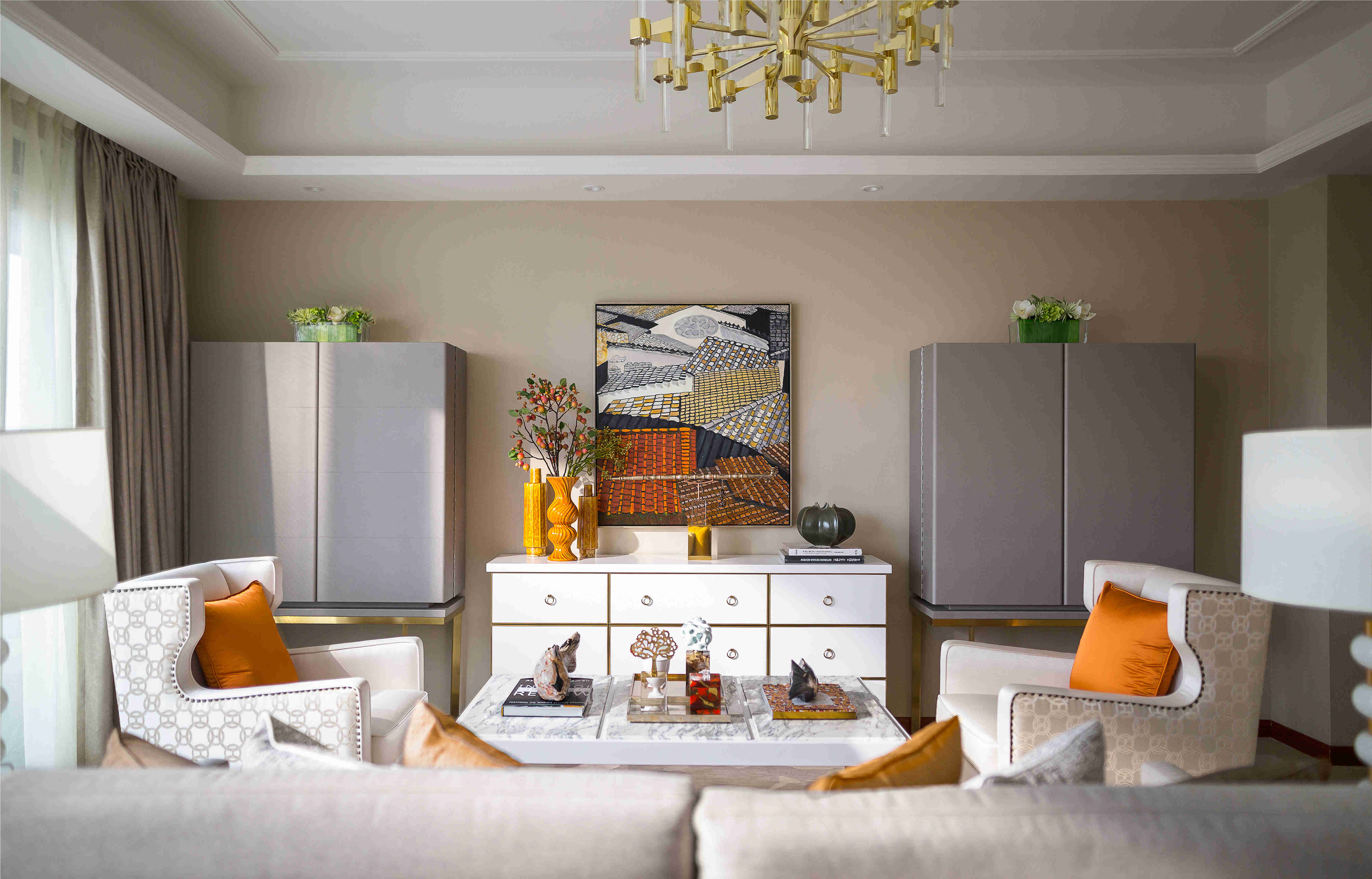 电视机背景墙独具优雅，收纳柜对称放置，观感和谐，使客厅具有浪漫的气息。
