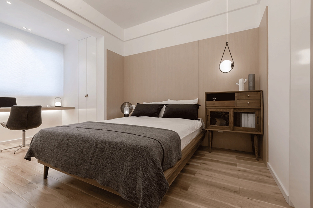 侧卧色感稳重温馨，背景墙采用木色设计，搭配床品、床头柜、吊灯，视觉效果静谧舒适。