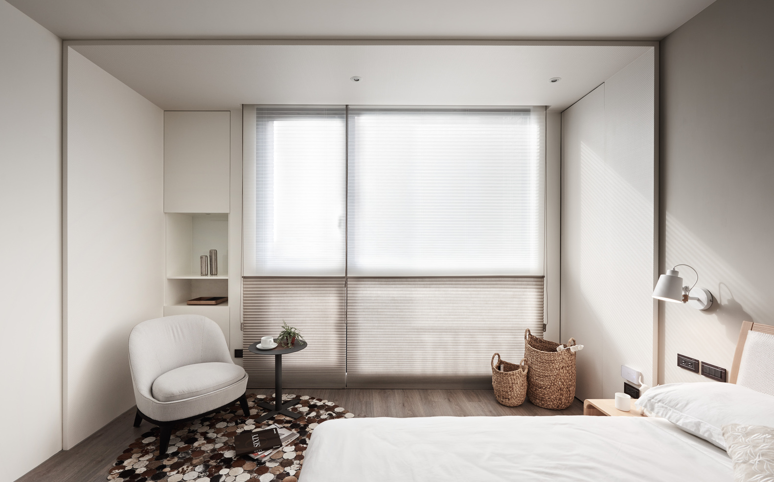 次卧以无主灯的设计方式打造，白色的卧室空间更具个性化和温馨感。