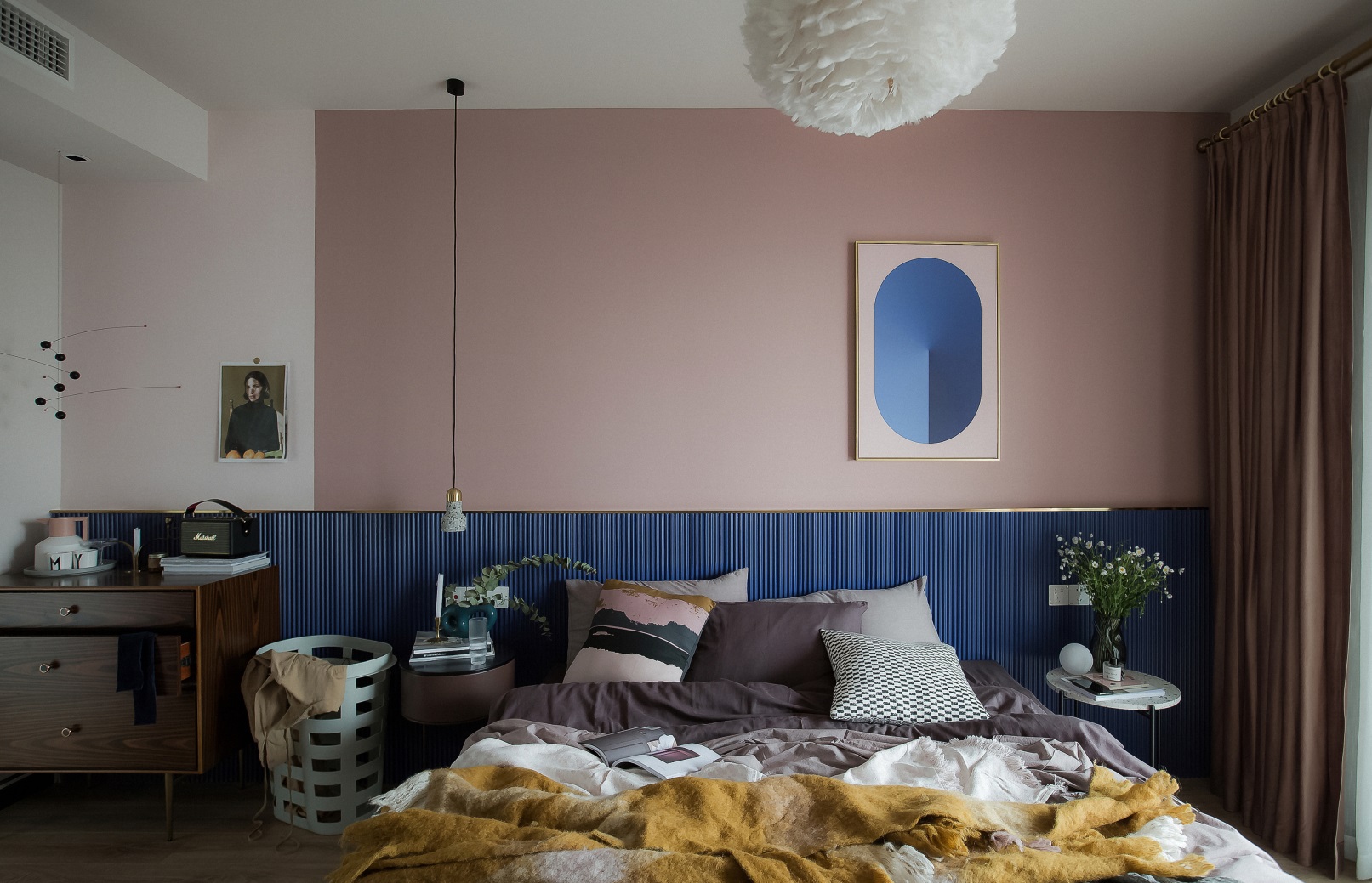 主卧背景墙采用低饱和度的蓝粉色调，结合细条纹装饰，营造出一丝优雅大气的感觉。