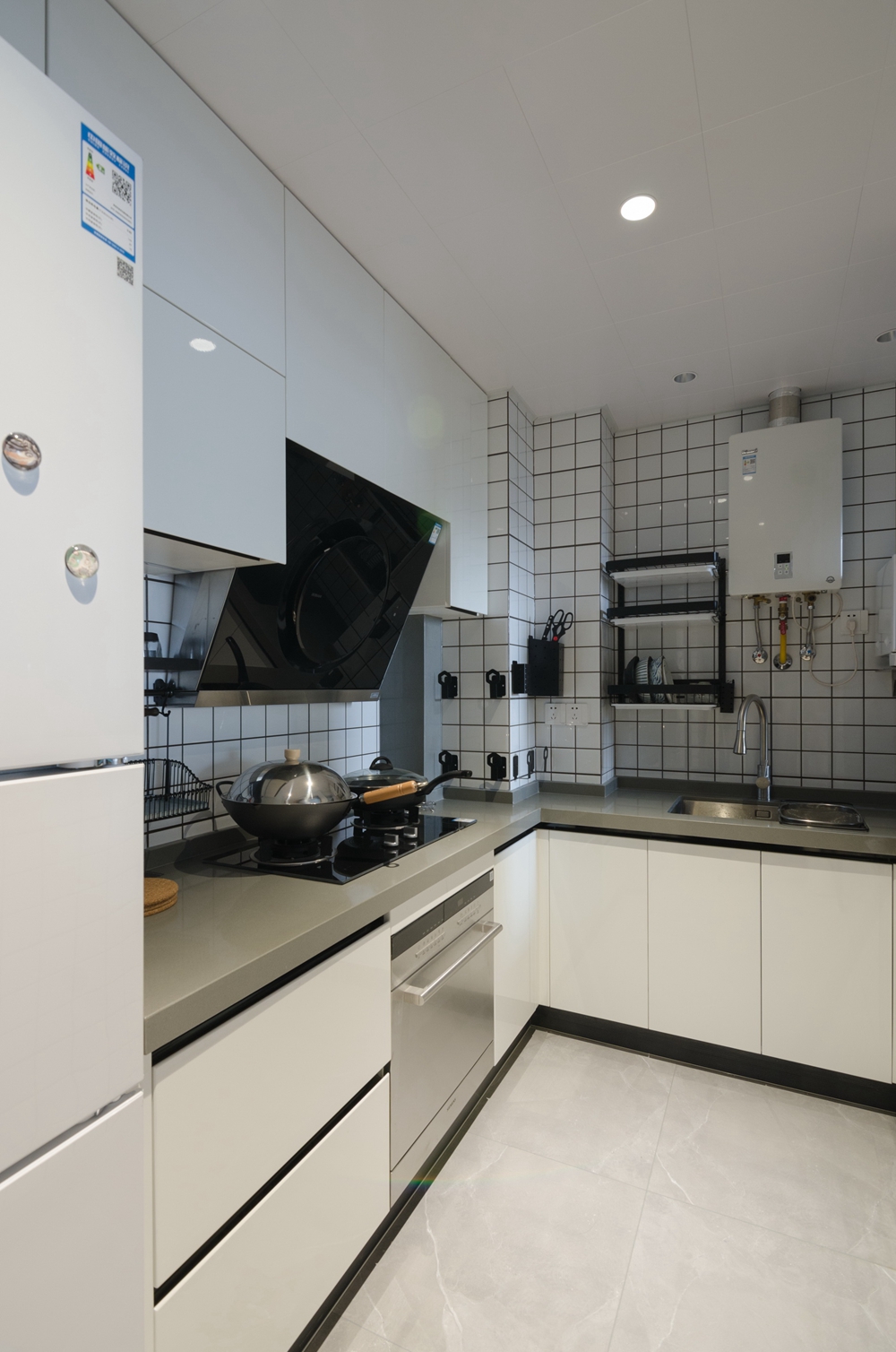 白色橱柜在方形瓷砖的烘托下，显得清新时尚，厨房动线设计合理，视觉效果干净有序。