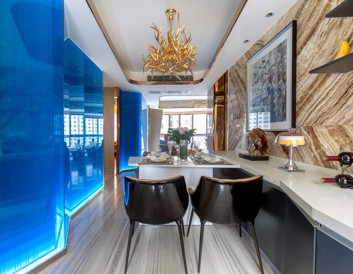 餐厅背景时尚大气，白色餐桌搭配烤漆餐椅，构建出轻奢的空间层次。