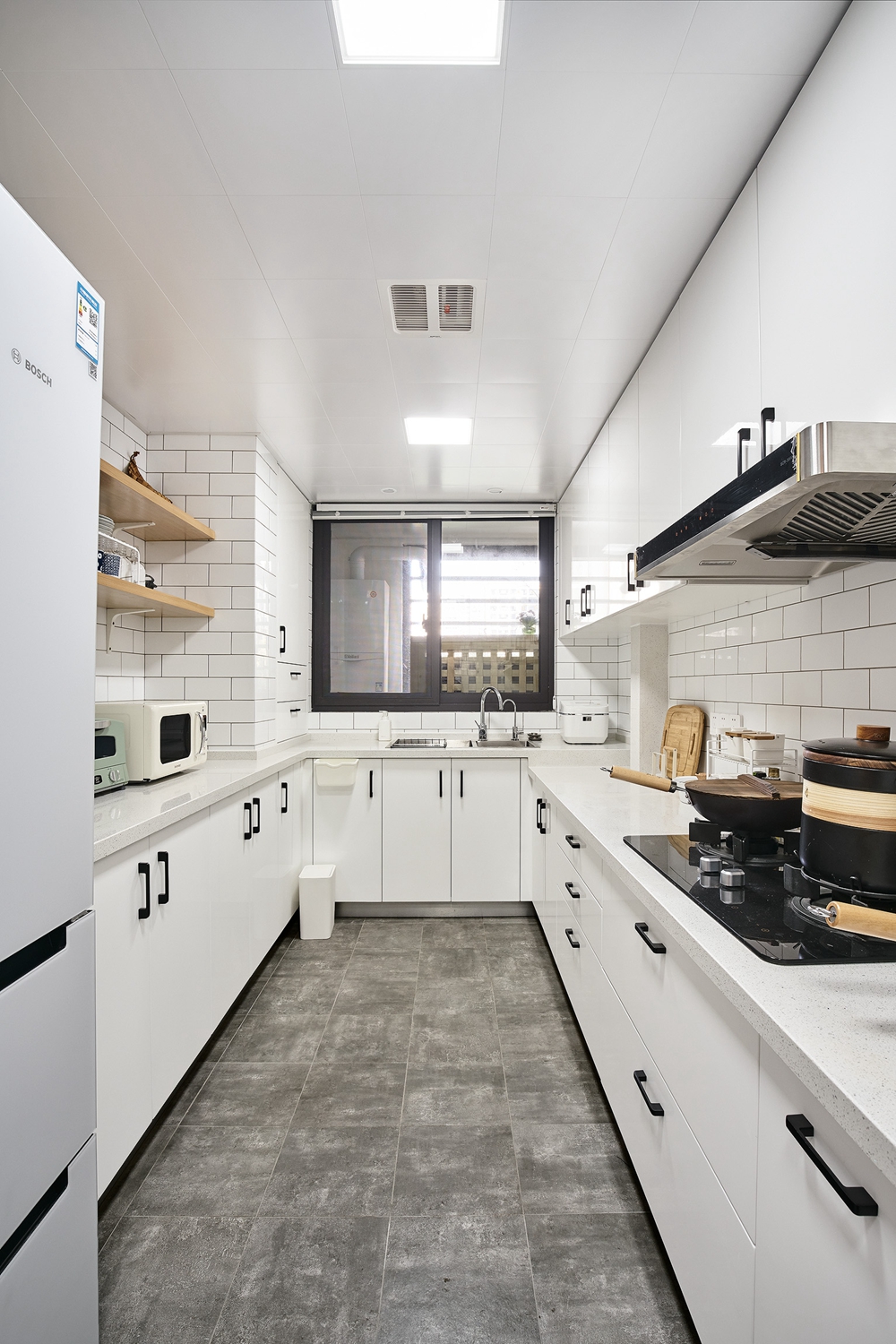 U型厨房以白色为基色，局部搭配木色台板，给人自然质朴之感，自然而不刻意。