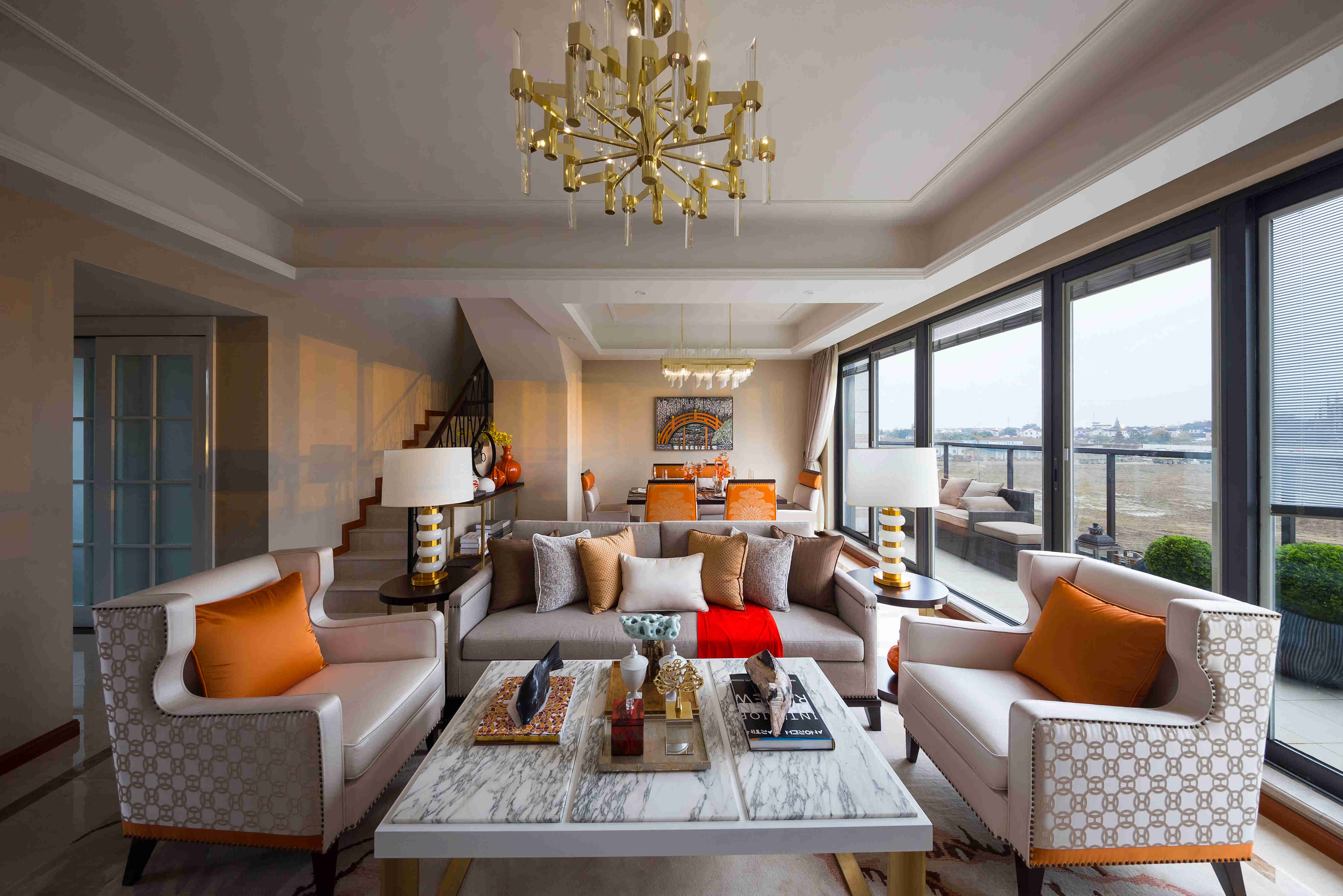 通透的采光打造自然质感，采用爱马仕橙作为空间点缀，传达客厅的设计美感。