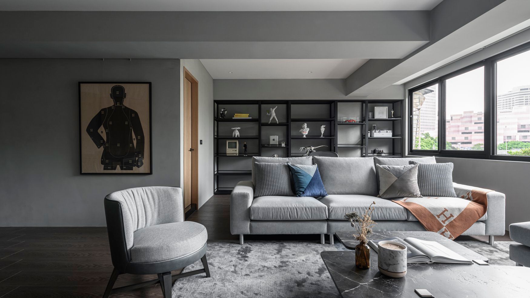 柔软清新的布艺沙发，在大地色背景中，局部使用橘色、蓝色作为点缀，现代感十足。