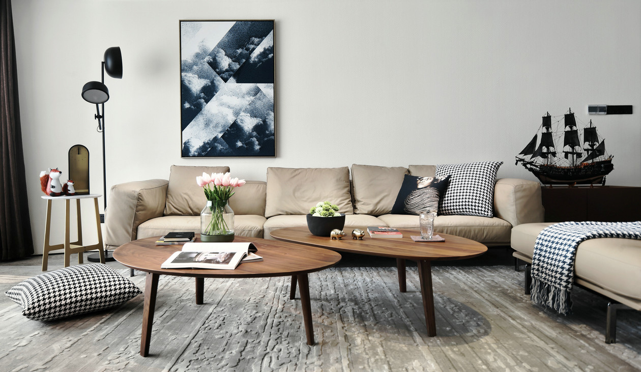 布艺沙发的简约美，茶几的纹路增加了客厅的线条美，光滑质感给予了人一种柔和舒适感
