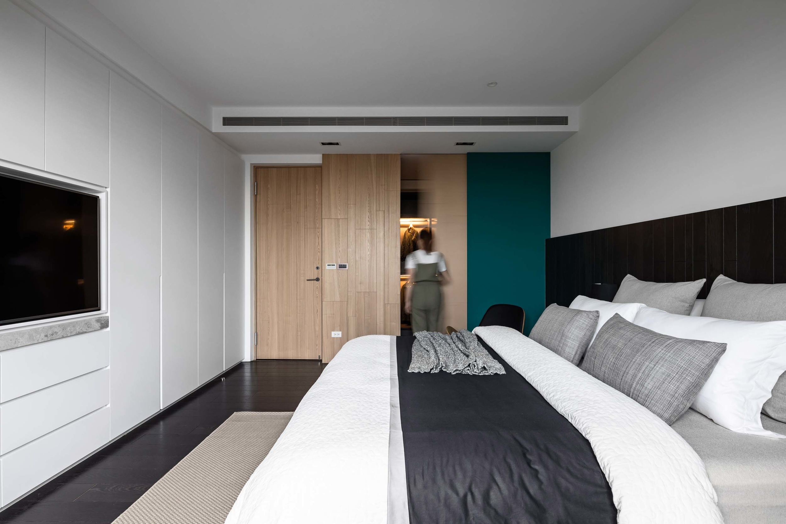 侧卧无主灯设计，彰显出卧室空间的简约和优雅，床品配色格调绅士。